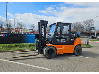 Empilhador a gás DOOSAN