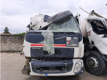 Fotografia de interior 1: Camião cisterna VOLVO FL 280 CITERNE