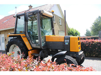 Trator RENAULT