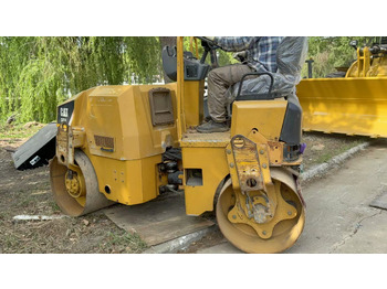 Compactador de asfalto CATERPILLAR CB24B