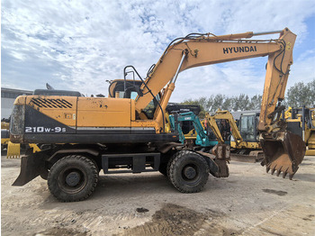 Escavadeira de rodas HYUNDAI R210