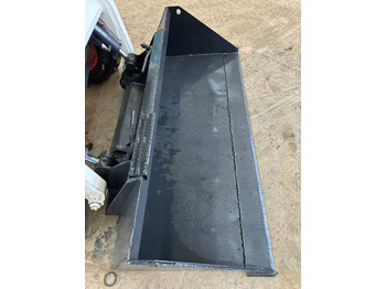 Mini pá carregadora BOBCAT Skid Steer Loader S130: foto 4