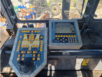 Acabadora VOLVO TITAN 6870: foto 5