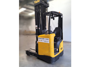 Empilhador retráctil YALE
