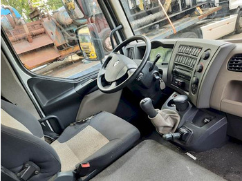 Fotografia de interior 2: Camião chassi Renault MIDLUM 220