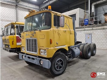 Fotografia de interior 1: Tractor MACK F 700 francais/french