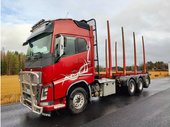 Camião de transporte de madeira VOLVO FH16 750