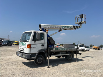 Caminhão com plataforma aérea NISSAN