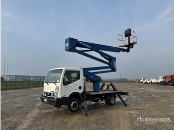 Caminhão com plataforma aérea NISSAN