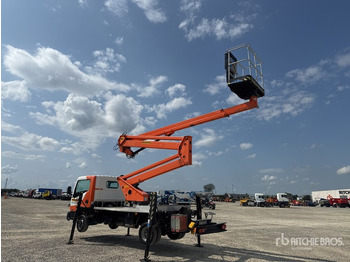 Caminhão com plataforma aérea Nissan Cabstar 35.12 Piattaforma autocarrata: foto 3