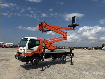 Caminhão com plataforma aérea NISSAN