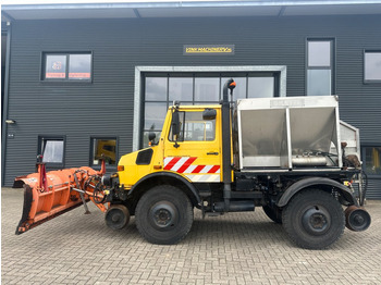 Veículo limpa-neves UNIMOG U1400