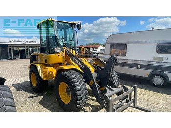 Mini escavadeira VOLVO L30