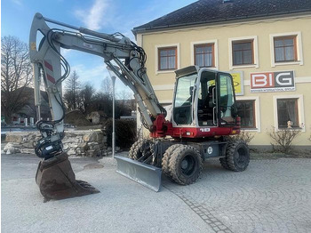 Escavadeira TAKEUCHI