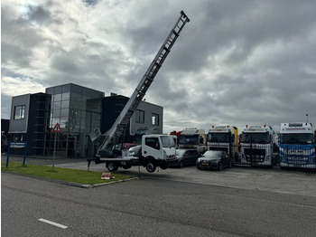Caminhão com plataforma aérea NISSAN