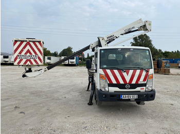Caminhão com plataforma aérea NISSAN