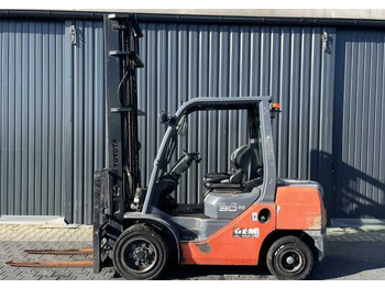 Empilhador a diesel Toyota 8FDF30: foto 2 Empilhador a diesel Toyota 8FDF30: foto 2