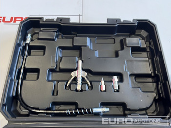 Equipamento de construção Unused Boss 21 Volt Lithium Battery Cordless Grease Gun, 2 Batteries, Charger, Case, Shoulder Strap, Extension Pieces and Fittings: foto 4