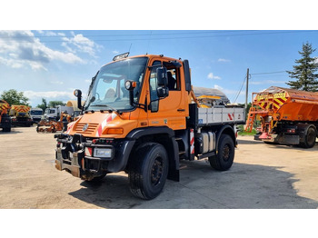 Trator municipal UNIMOG U400