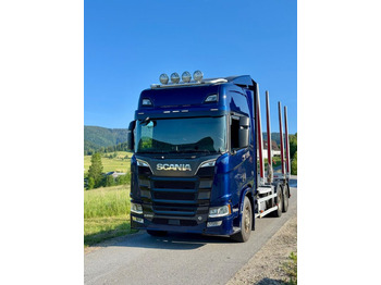Camião de transporte de madeira SCANIA