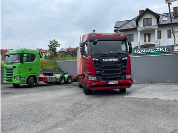 Camião de transporte de madeira SCANIA R 520