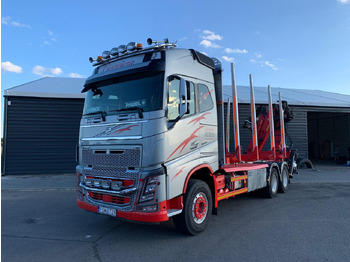 Camião de transporte de madeira VOLVO FH16 650