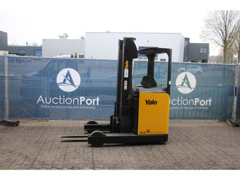Empilhador retráctil YALE