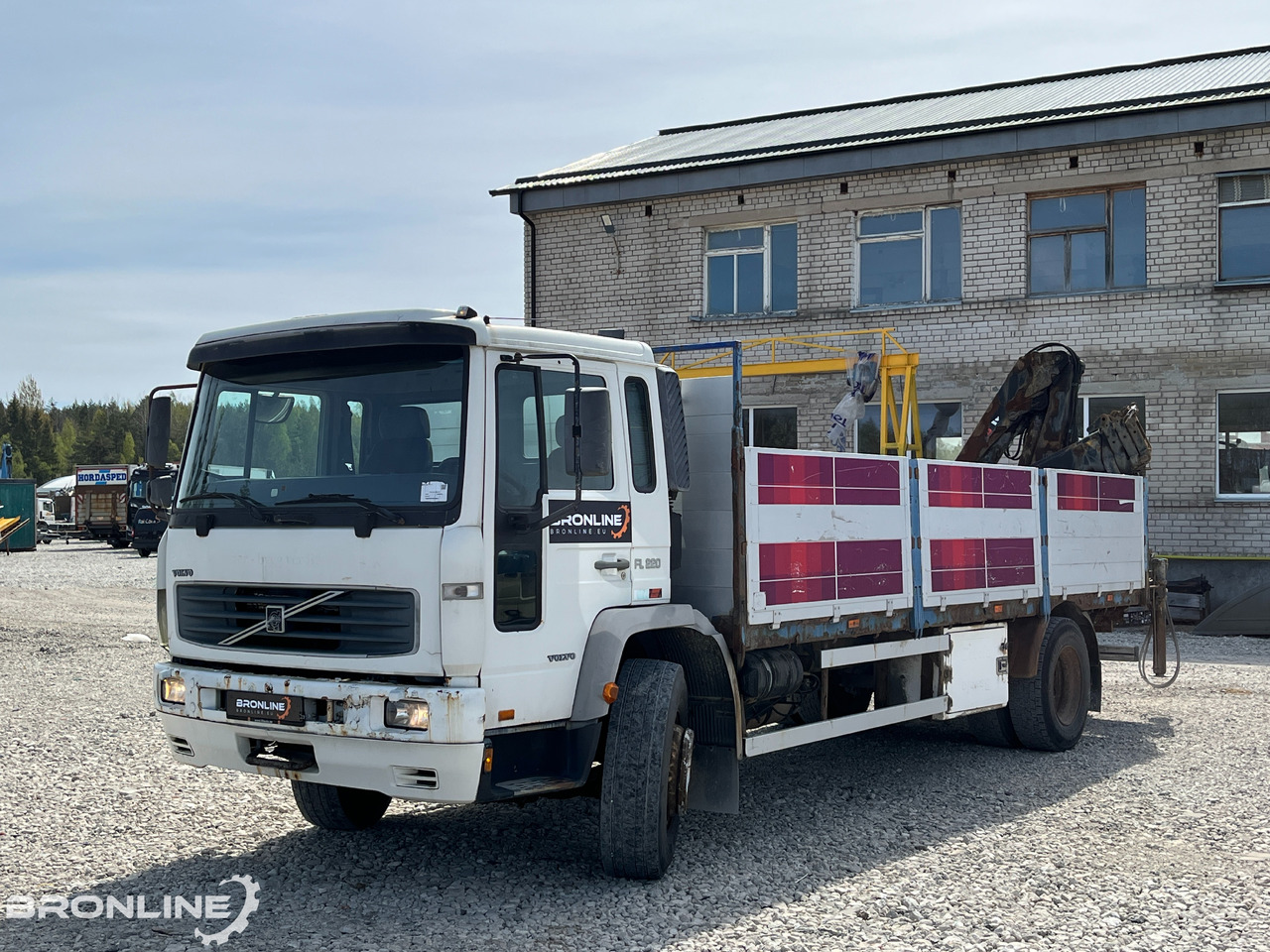 2000 Volvo FL220 4x2 + Hiab 102-4 - Camião de caixa aberta/ Plataforma, Camião grua: foto 2 2000 Volvo FL220 4x2 + Hiab 102-4 - Camião de caixa aberta/ Plataforma, Camião grua: foto 2