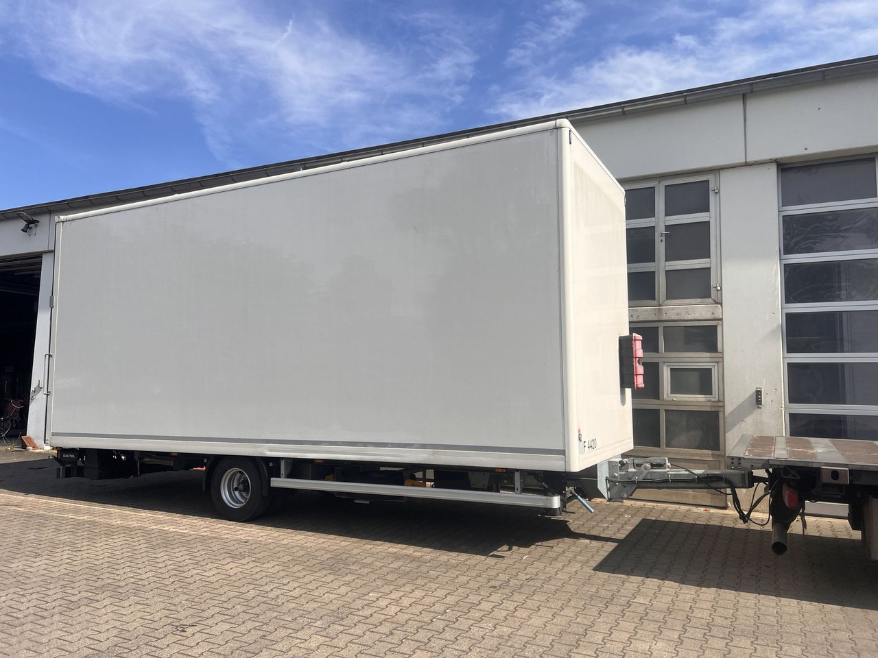 Ackermann 1 Achs Kofferanhänger mit Ladebordwand 10,5 t G - Reboque furgão: foto 3 Ackermann 1 Achs Kofferanhänger mit Ladebordwand 10,5 t G - Reboque furgão: foto 3