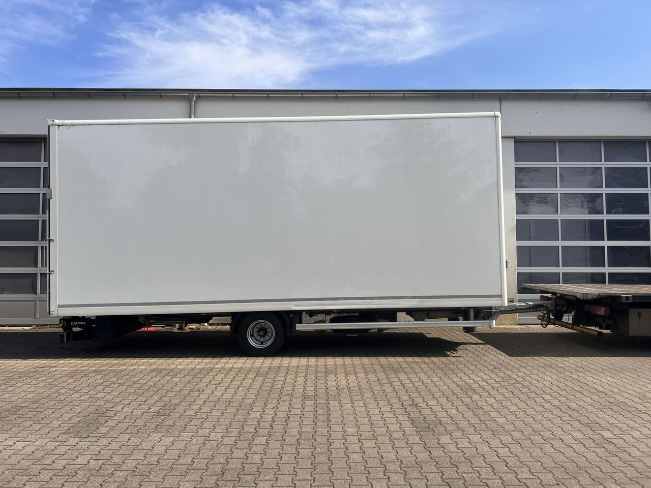 Ackermann 1 Achs Kofferanhänger mit Ladebordwand 10,5 t G - Reboque furgão: foto 4 Ackermann 1 Achs Kofferanhänger mit Ladebordwand 10,5 t G - Reboque furgão: foto 4