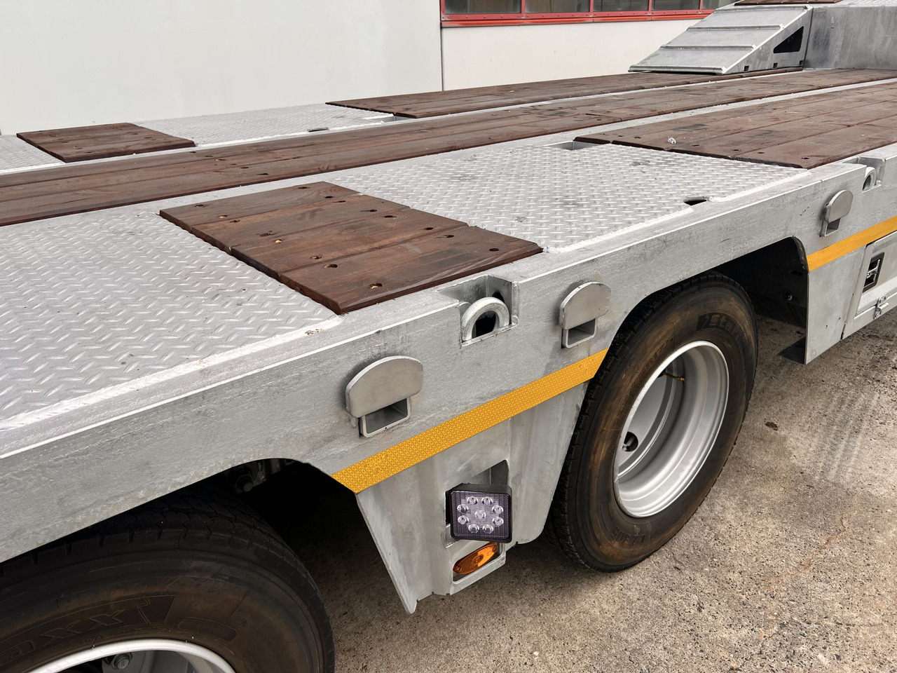 Möslein ST 3  3 Achs Satteltieflader neu - Semi-reboque baixa: foto 2 Möslein ST 3  3 Achs Satteltieflader neu - Semi-reboque baixa: foto 2