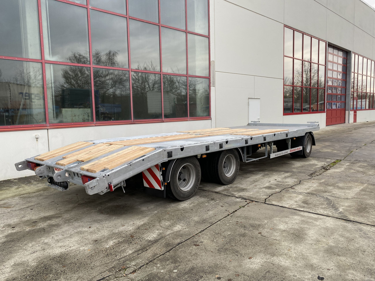Möslein T 3-P9,2 OR 3 Achs Tieflader gerader Ladefläche 9 m, Neufahrzeug - Reboque baixa: foto 4 Möslein T 3-P9,2 OR 3 Achs Tieflader gerader Ladefläche 9 m, Neufahrzeug - Reboque baixa: foto 4