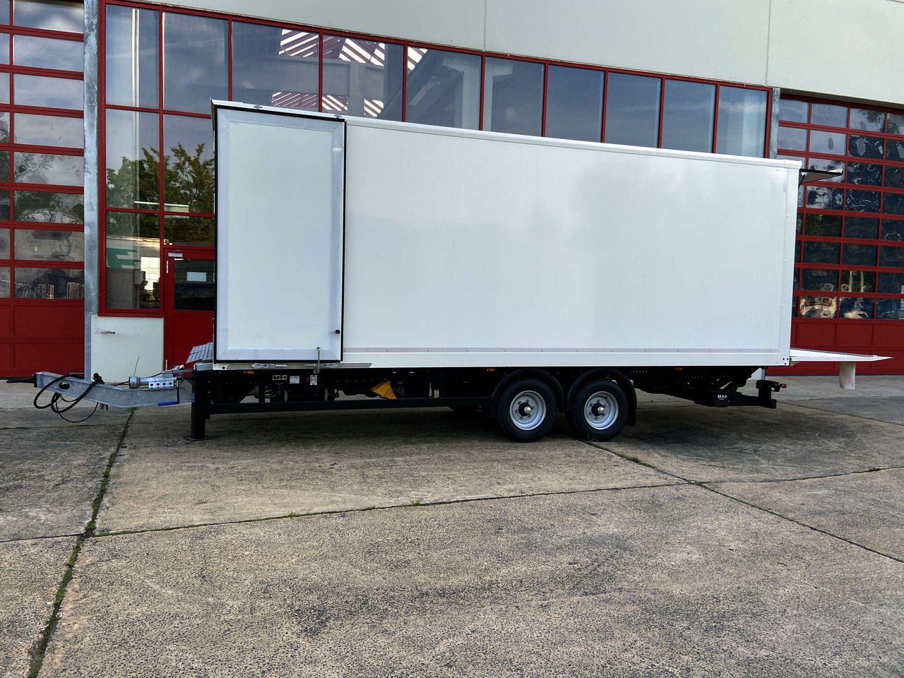 Möslein TK0105D-L Weiß Tandem Koffer, Ladebordwand 1,5 t + DurchladbarNeufahrzeug -- - Reboque furgão: foto 3 Möslein TK0105D-L Weiß Tandem Koffer, Ladebordwand 1,5 t + DurchladbarNeufahrzeug -- - Reboque furgão: foto 3