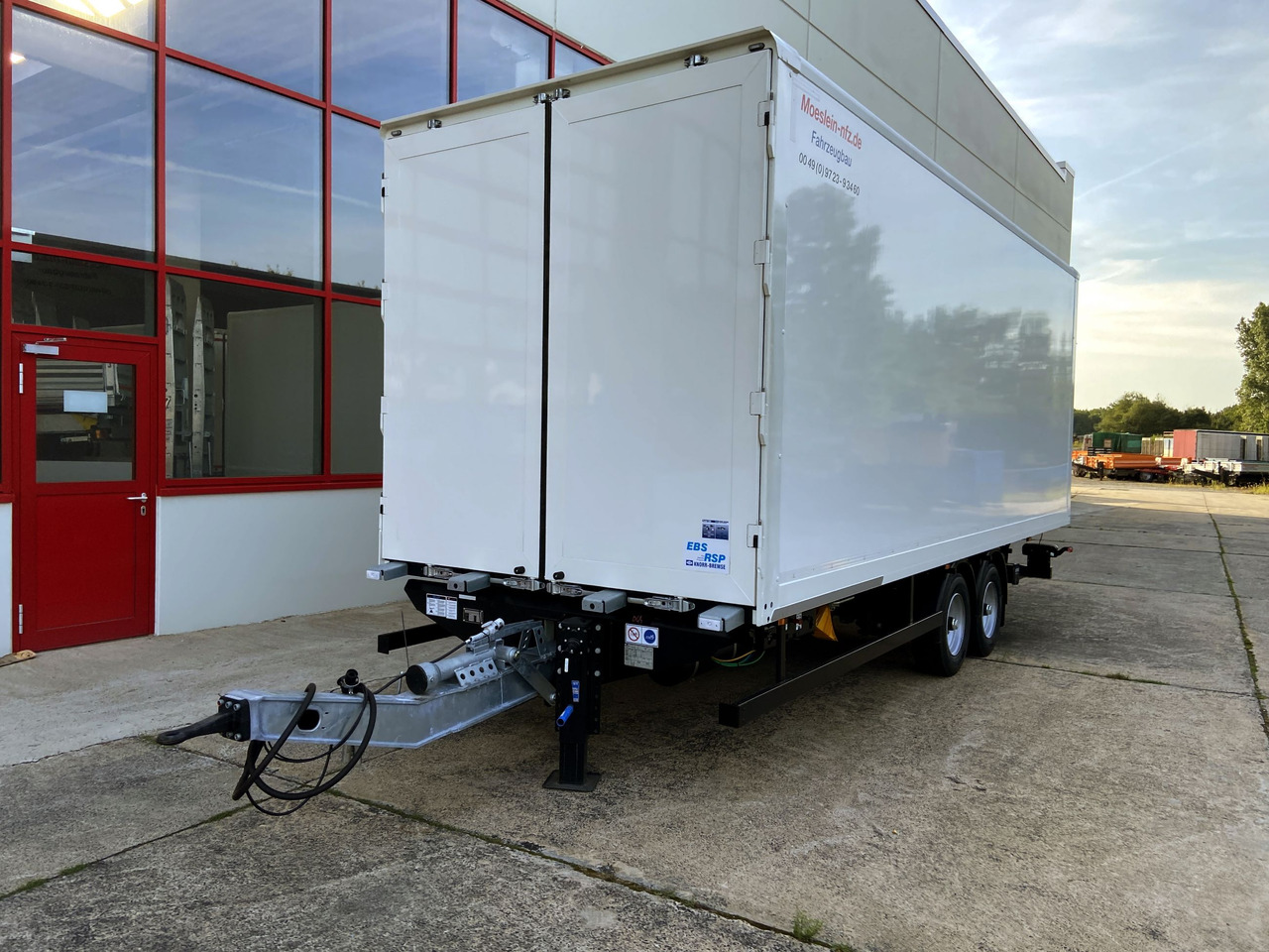 Möslein TK0105D-L Weiß Tandem Koffer, Ladebordwand 1,5 t + DurchladbarNeufahrzeug -- - Reboque furgão: foto 4 Möslein TK0105D-L Weiß Tandem Koffer, Ladebordwand 1,5 t + DurchladbarNeufahrzeug -- - Reboque furgão: foto 4