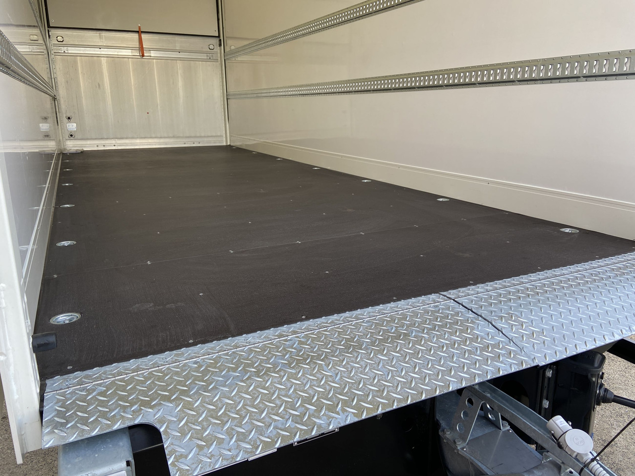 Reboque furgão novo Möslein TK0105D-L Weiß Tandem Koffer, Ladebordwand 1,5 t + DurchladbarNeufahrzeug --: foto 6 Reboque furgão novo Möslein TK0105D-L Weiß Tandem Koffer, Ladebordwand 1,5 t + DurchladbarNeufahrzeug --: foto 6