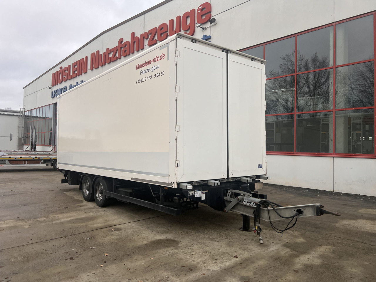 Möslein TKO 105 DL Schwebheim Tandem Koffer mit Ladebordwand 1,5 t + Durchladbar - Reboque furgão: foto 2 Möslein TKO 105 DL Schwebheim Tandem Koffer mit Ladebordwand 1,5 t + Durchladbar - Reboque furgão: foto 2