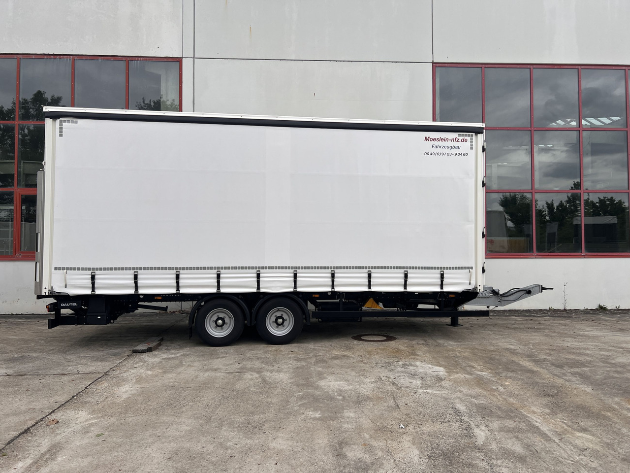Möslein TPS 105 D-L Planenanhänger, Ladebordwand + Durchladbar neuwertig - Reboque de lona: foto 1 Möslein TPS 105 D-L Planenanhänger, Ladebordwand + Durchladbar neuwertig - Reboque de lona: foto 1