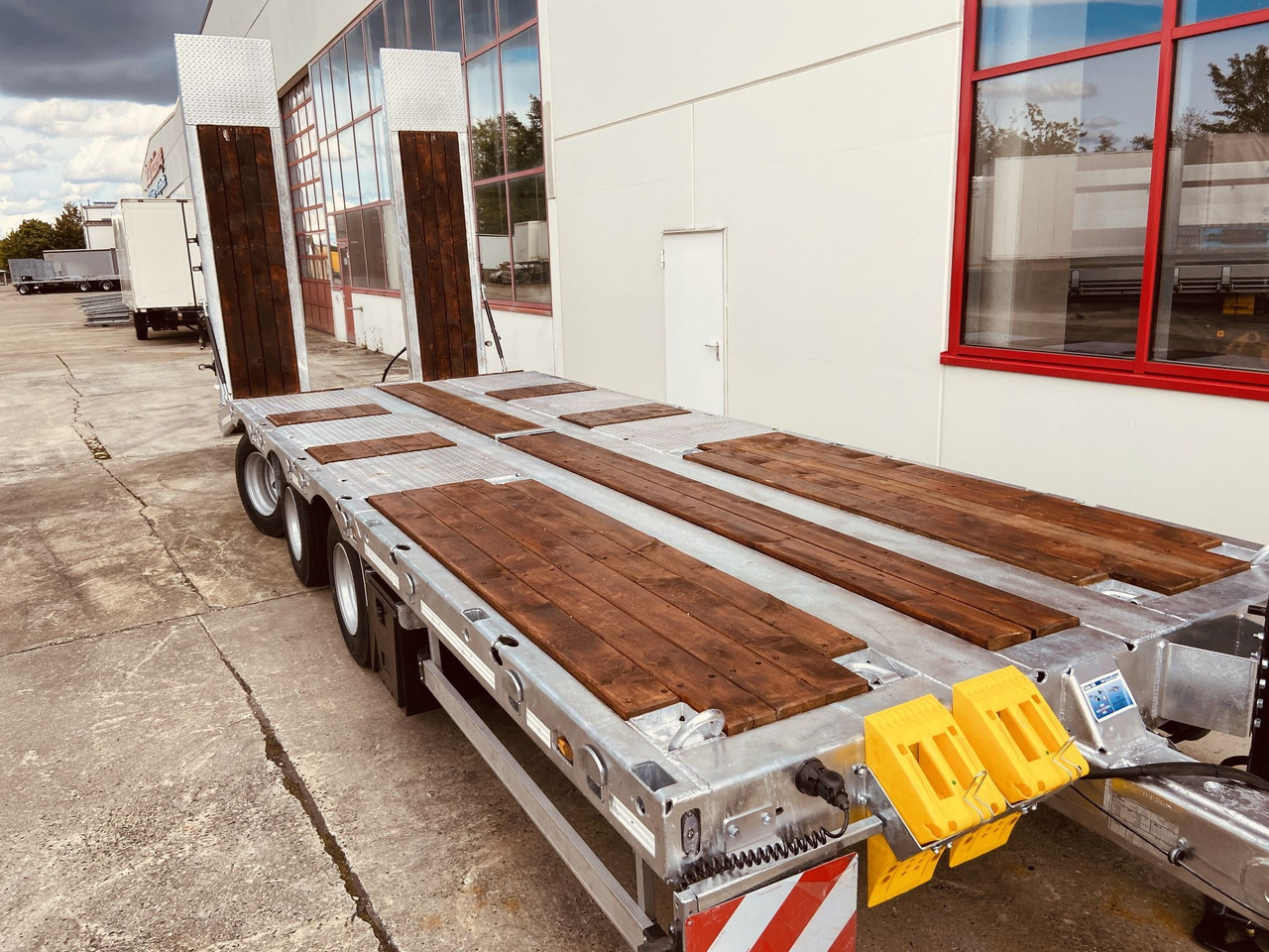 Reboque baixa para transporte de máquinas pesadas novo Möslein TT 31 F  31 t GG Tridem- Tieflader 3 Achs, gelenktNeufahrzeug: foto 9