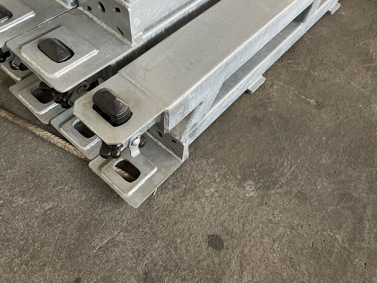 Müller Mitteltal Ausgleichsbock für Satteltieflader incl. Conatinerverschlüssen - Semi-reboque baixa: foto 5 Müller Mitteltal Ausgleichsbock für Satteltieflader incl. Conatinerverschlüssen - Semi-reboque baixa: foto 5