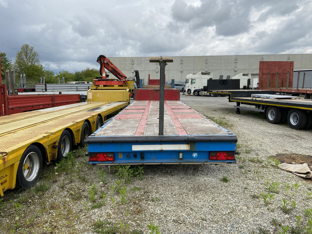 Stp 3 Achs Satteltieflader Platofür Fertigteile oder Baumaschinen - Semi-reboque baixa: foto 3 Stp 3 Achs Satteltieflader Platofür Fertigteile oder Baumaschinen - Semi-reboque baixa: foto 3