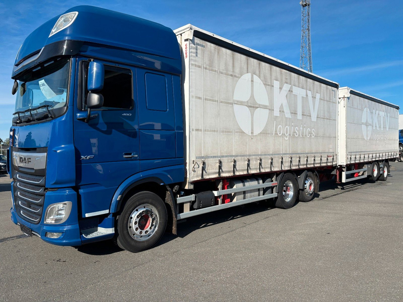 DAF SSC XF 480 Jumbozug + Anh Wecon Staplerhalterung - Camião de lona: foto 1 DAF SSC XF 480 Jumbozug + Anh Wecon Staplerhalterung - Camião de lona: foto 1