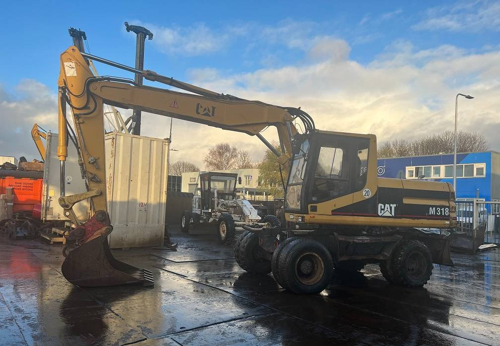 Escavadeira de rodas CAT M 318: foto 1