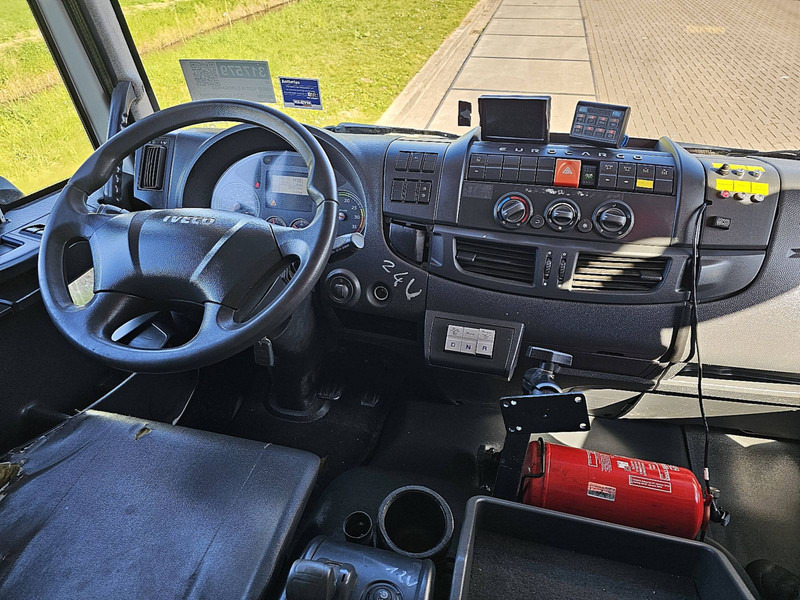 Fotografia de interior 1: Camião Iveco 120E18 EUROCARGO COMET 151TAL 15.5M