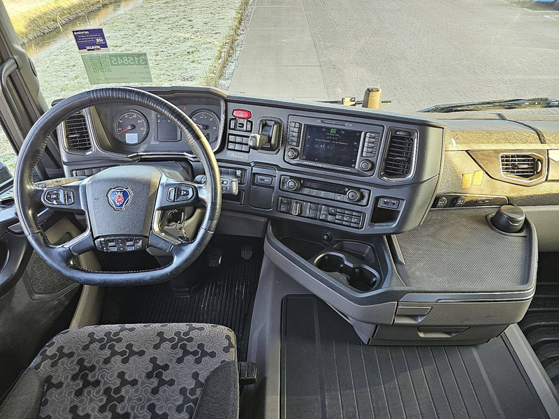 Fotografia de interior 1: Camião polibenne Scania R450 6x2*4