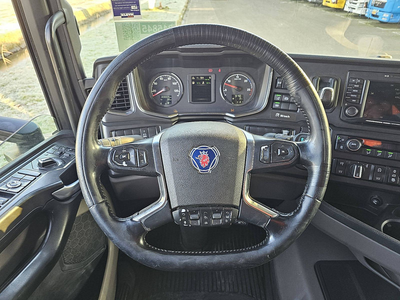 Fotografia de interior 2: Camião polibenne Scania R450 6x2*4