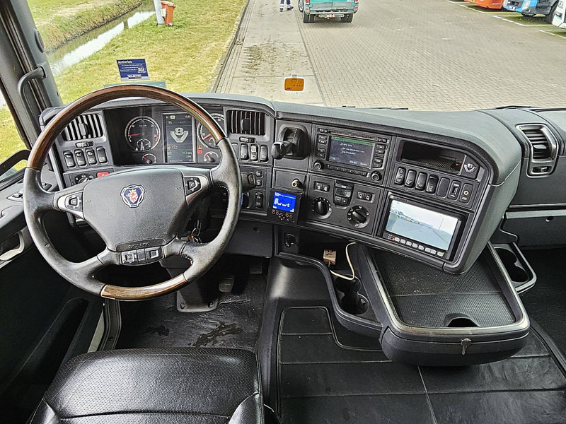 Fotografia de interior 1: Camião polibenne Scania R520 TL V8 6X2 NL-TRUCK