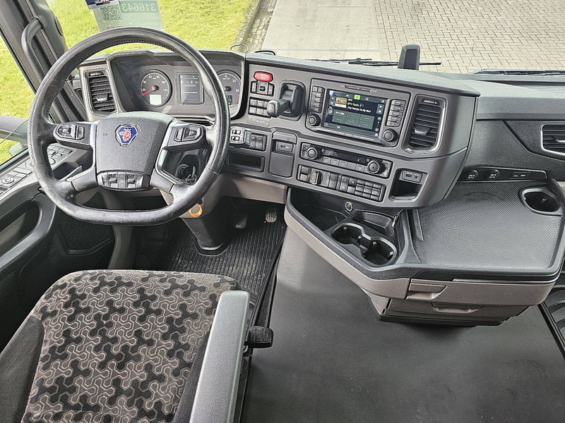 Fotografia de interior 1: Camião de lona Scania S450 6X2*4 FORKLIFT CONN.