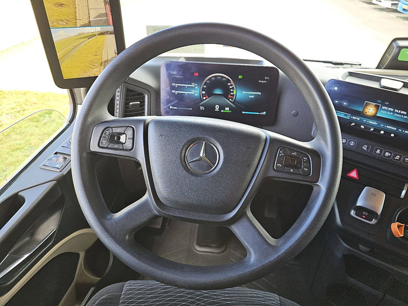 Fotografia de interior 2: Tractor Mercedes-Benz ACTROS 1848 LS MP5 GIGASPACE