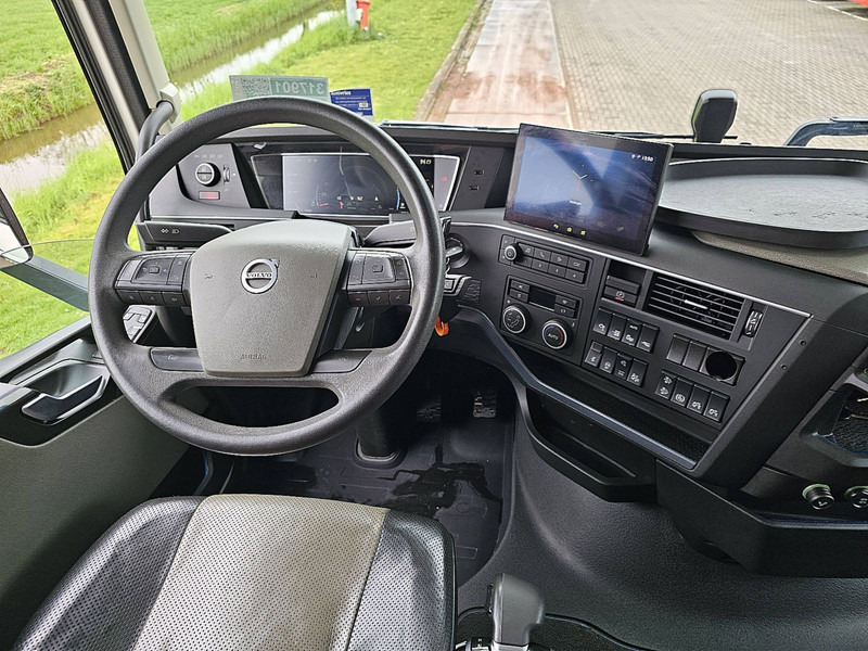 Fotografia de interior 1: Tractor Volvo FH 500 FH5 6X2 STEERED PTO