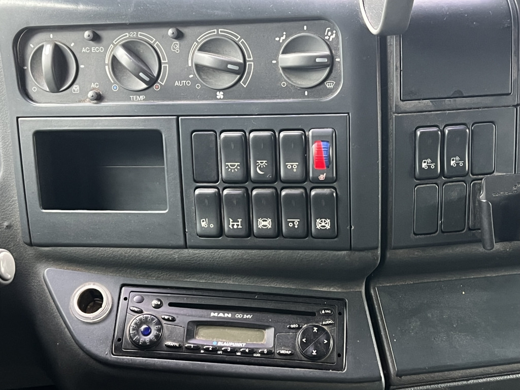 MAN TGA 26.440 6x2 LL Retarder Kran Palfinger 20002 - Camião de lona, Camião grua: foto 2 MAN TGA 26.440 6x2 LL Retarder Kran Palfinger 20002 - Camião de lona, Camião grua: foto 2